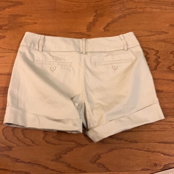 New York & Company size 4 khaki shorts - Picture 2 of 9